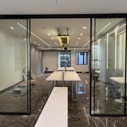 Kính cường lực, cửa bàn lề sàn